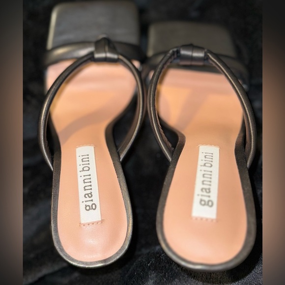 Gianni Bini Black Square Toe Sandals with V-Strap - Picture 3 of 11